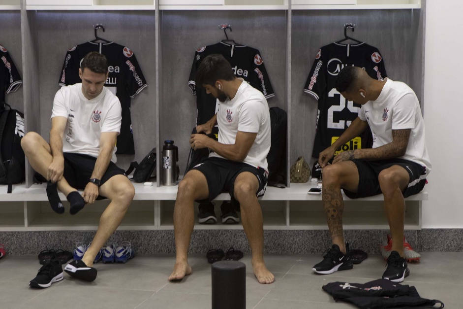 Boseli, Bruno Méndez e Richard no vestiário antes do jogo contra o São Paulo