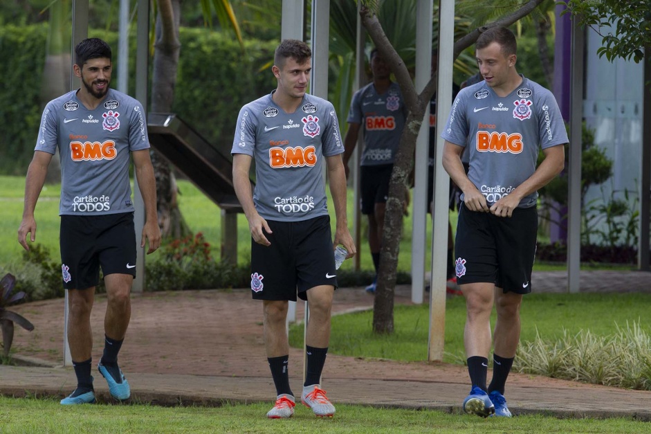 Bruno Mndez, Lucas Piton e Carlos Augusto durante treino do Corinthians na tarde desta quinta-feira