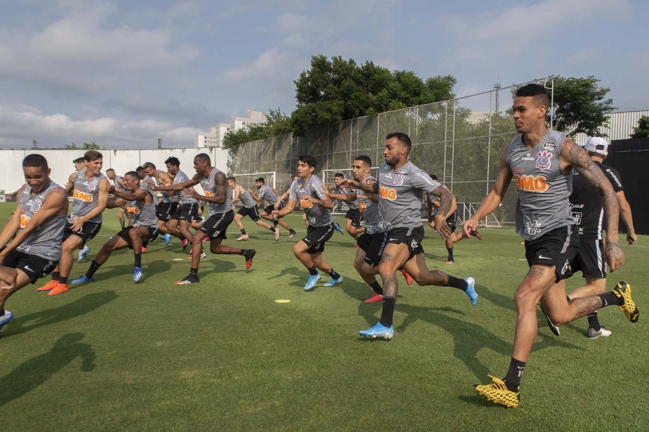 Elenco do Corinthians durante o treino desta sexta-feira