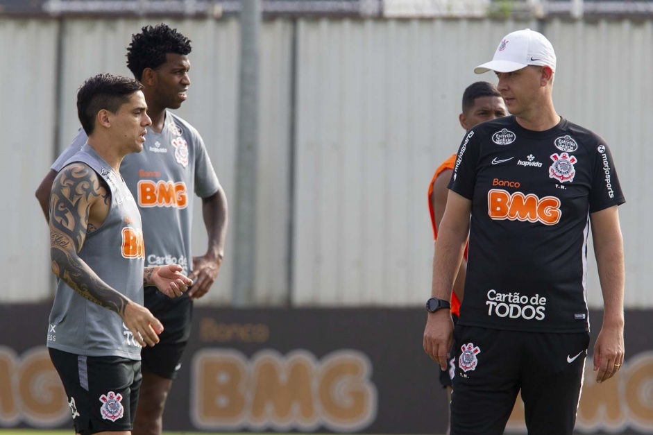 Fagner, Gil e Tiago Nunes durante treino do Corinthians na tarde desta sexta-feira