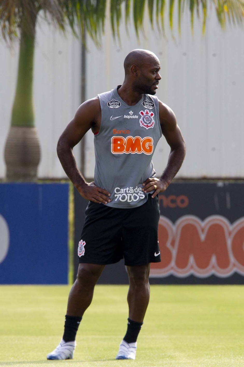 Love durante treino do Corinthians na tarde desta sexta-feira