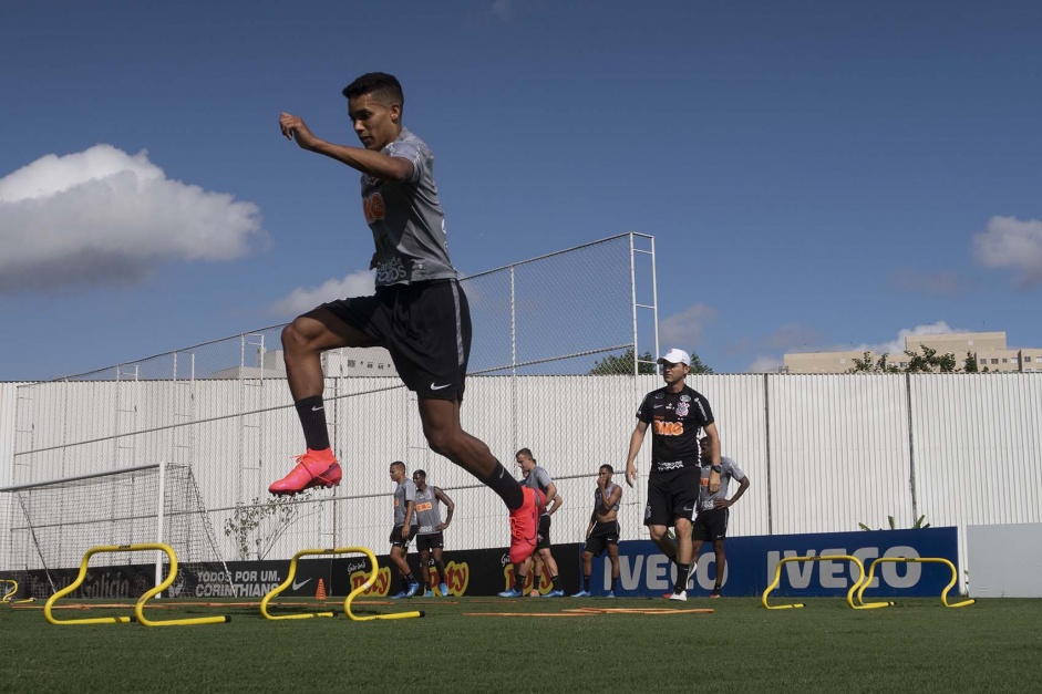 Pedrinho durante treino do Corinthians na tarde desta ...