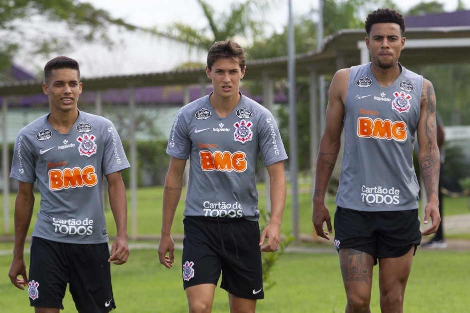 Pedrinho, Vital e Gustavo durante treino do Corinthians na tarde desta quinta-feira
