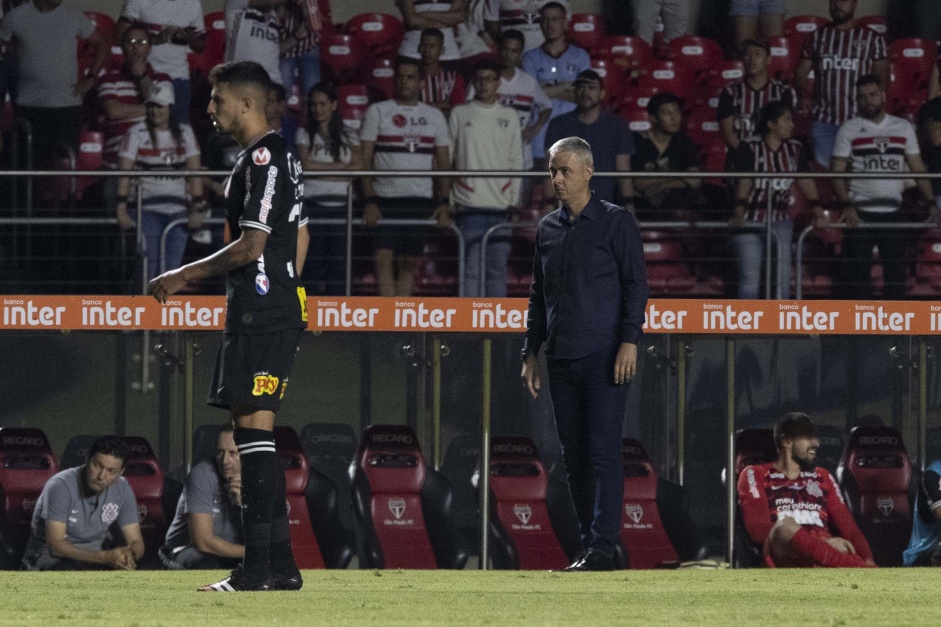 Pedro Henrique e Tiago Nunes durante o jogo contra o So Paulo
