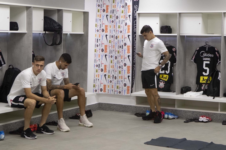 Piton, Pedro Henrique e Fagner no vestiário antes do jogo contra o São Paulo