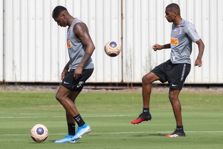 Yony e Marllon durante treino do Corinthians na tarde desta quinta-feira
