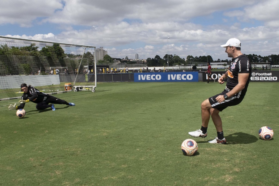 Goleiro Cássio no treino desta terça-feira no CT Joaquim Grava