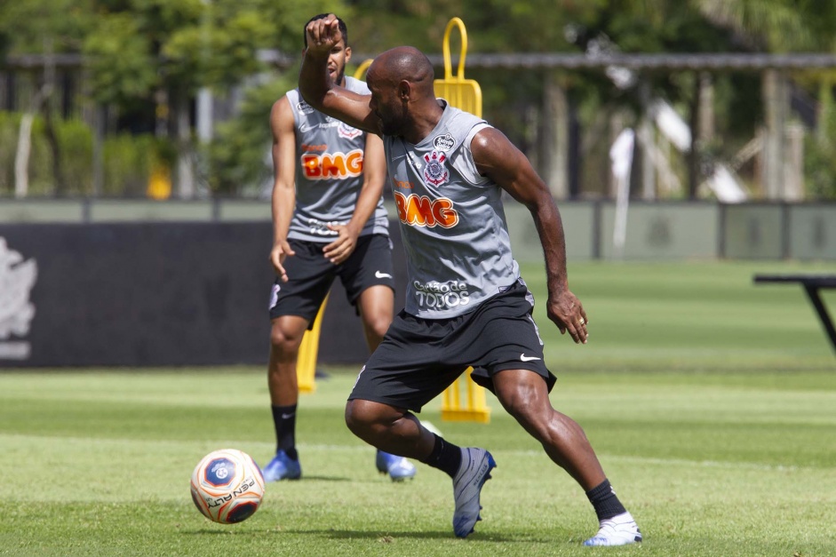 Vagner Love durante treino desta tera-feira no CT Joaquim Grava