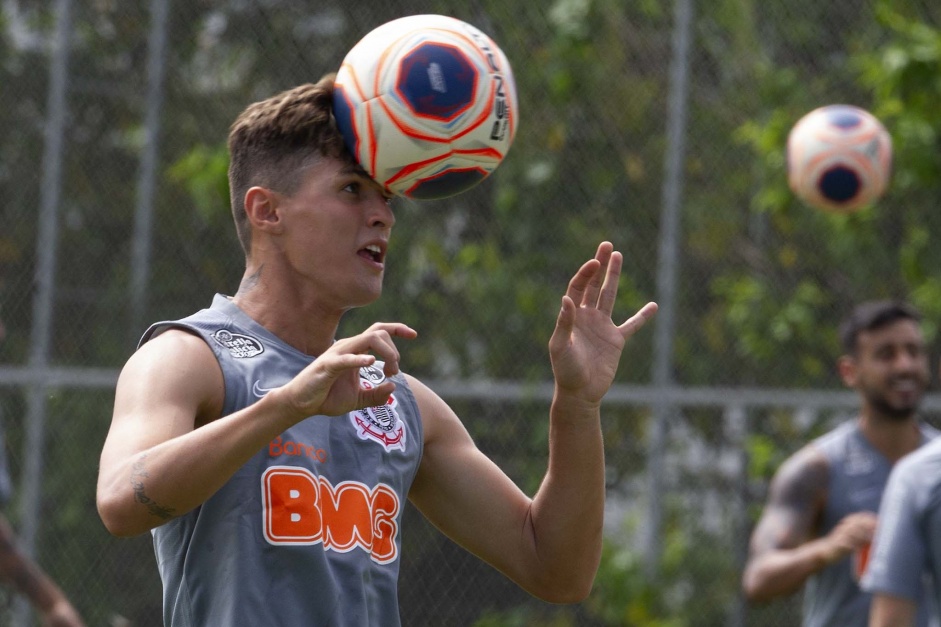 Mateus Vital durante o treino da manhã desta quinta-feira