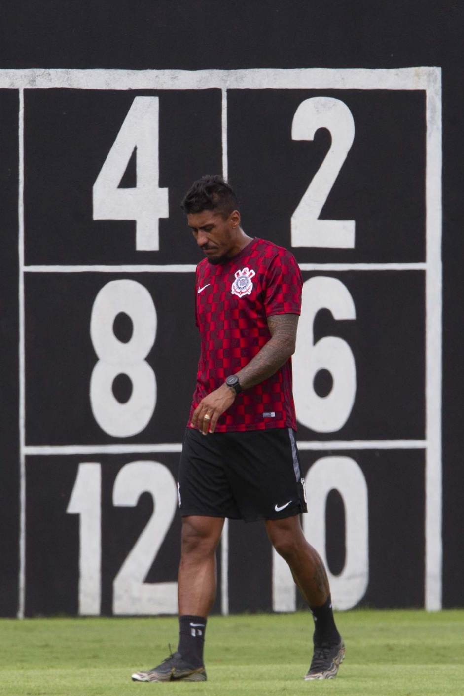 Paulinho est treinando no CT do Corinthians enquanto o futebol chins est paralisado