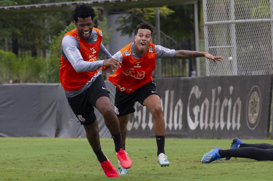Gil e Sidcley durante ltimo treino do Corinthians antes da stima rodada do Campeonato Paulista