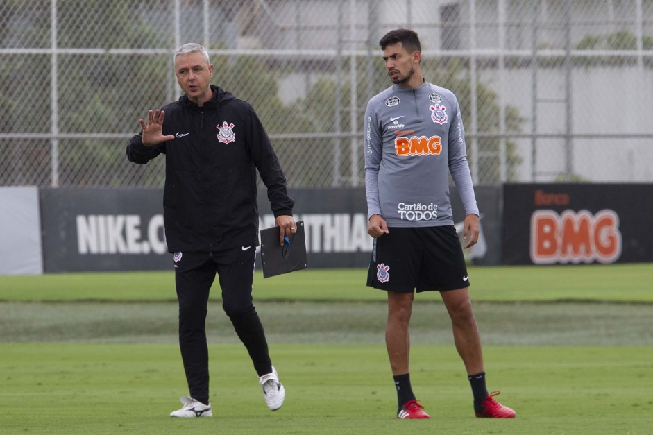 Tiago Nunes e Pedro Henrique durante o treino da manh desta sexta-feira