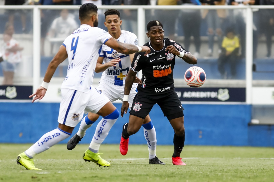 Yony González em ação contra o Água Santa