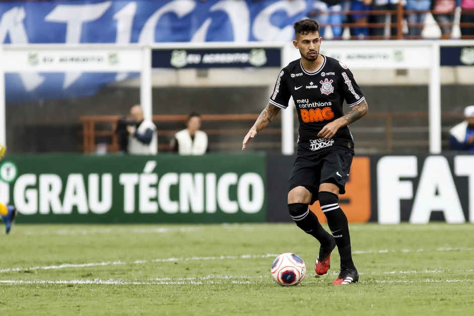 Zagueiro Pedro Henrique durante partida contra o gua Santa