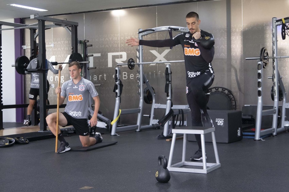 Carlos Augusto e Guilherme Vicentini na academia do CT nesta segunda-feira