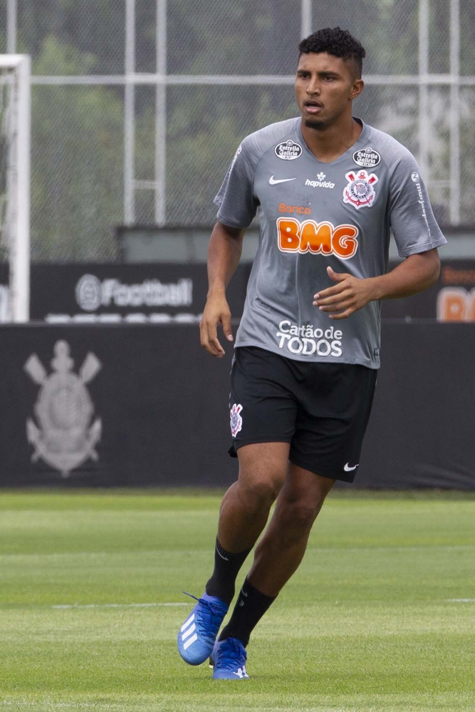 Éderson durante treino nesta segunda no CT Joaquim Grava