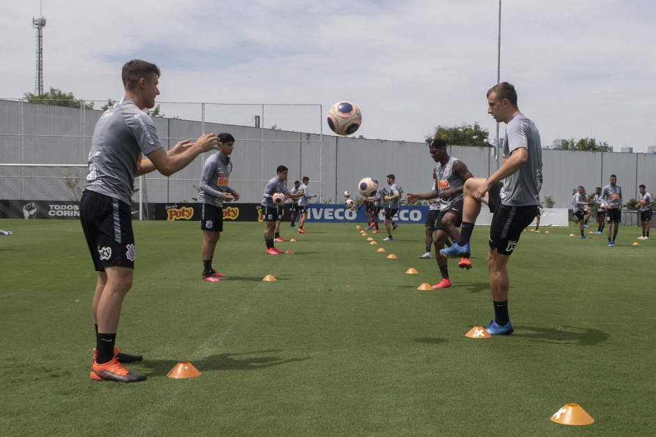 Elenco corinthiano durante treino nesta segunda no CT Joaquim Grava