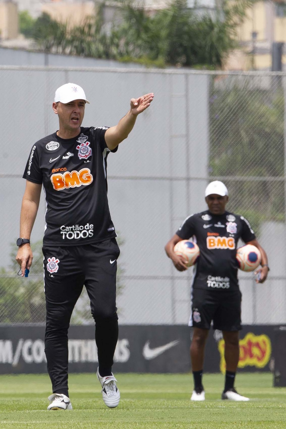 Tiago Nunes comanda treino nesta segunda-feira no CT Joaquim Grava