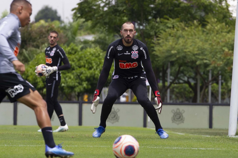 Walter participa de treino desta segunda no CT Joaquim Grava