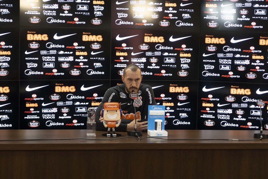 Goleiro do Corinthians, Walter conversou com a imprensa no CT nesta tera-feira
