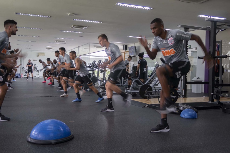 Jogadores do Corinthians fazem trabalho na academia do CT Joaquim Grava