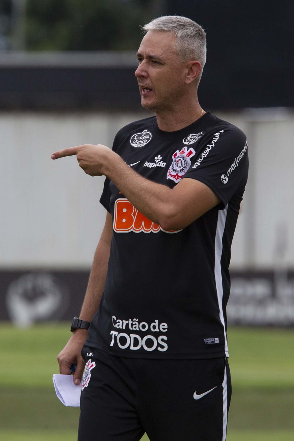Técnico Tiago Nunes durante treino desta terça-feira