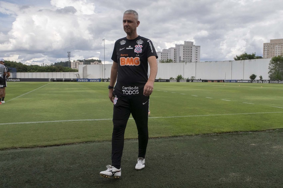 Técnico Tiago Nunes no CT Joaquim Grava