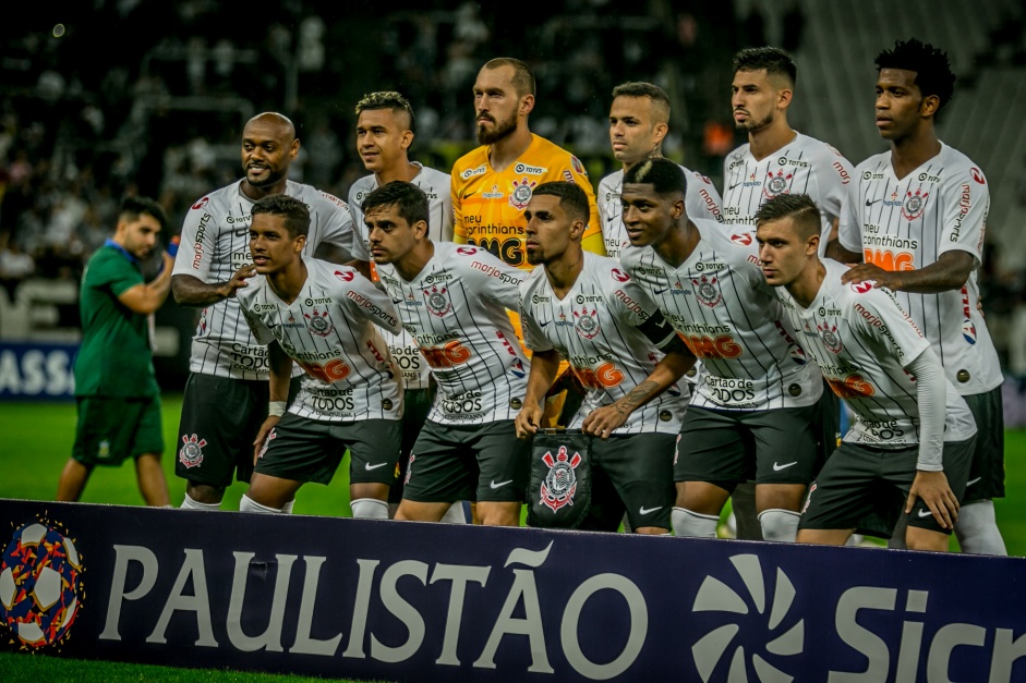 Time titular do Corinthians tirou foto antes do jogo contra o Santo Andr