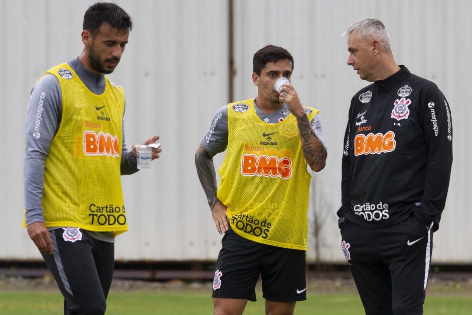 Camacho, Fagner e Tiago Nunes em treino no CT Joaquim Grava