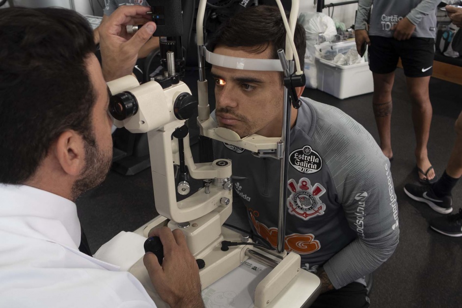 Fagner, lateral do Corinthians, faz exame no CT Joaquim Grava