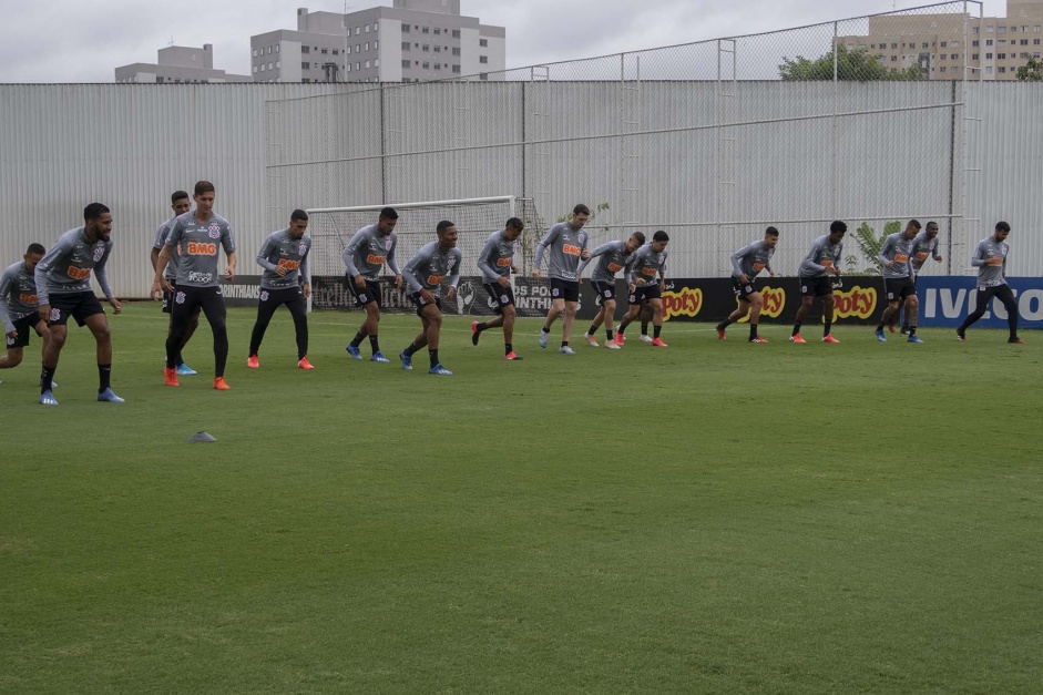 Jogadores do Corinthians treinam no CT Joaquim Grava