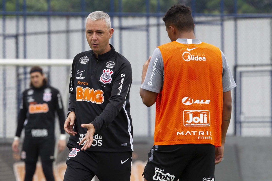 Tiago Nunes e derson conversam em treino do Corinthians desta sexta-feira