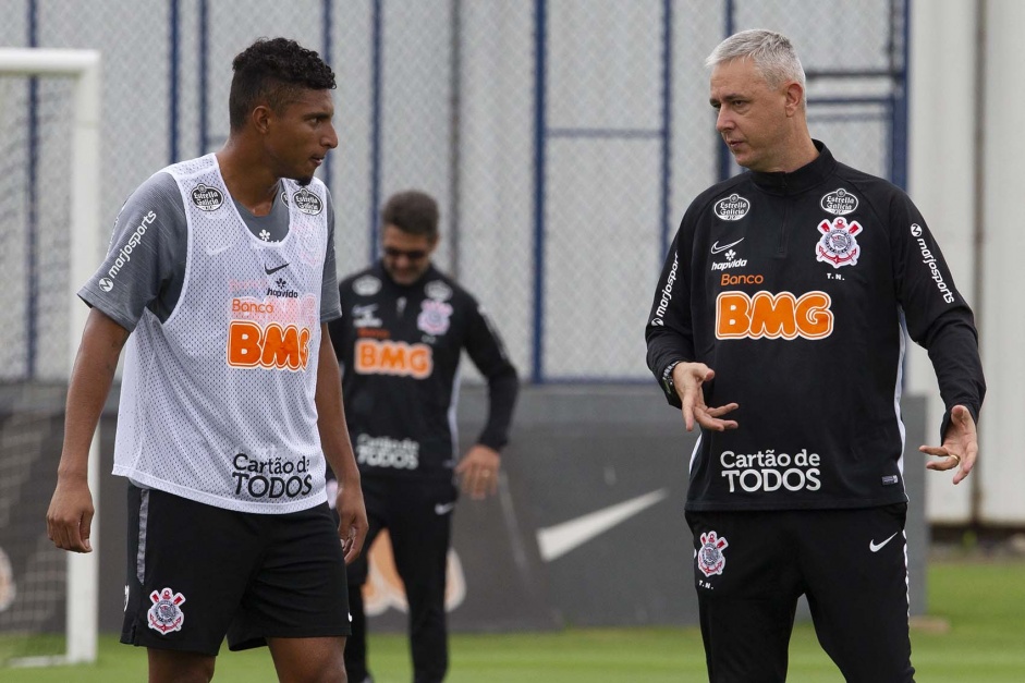 Tiago Nunes e volante Éderson durante treino no CT Joaquim Grava