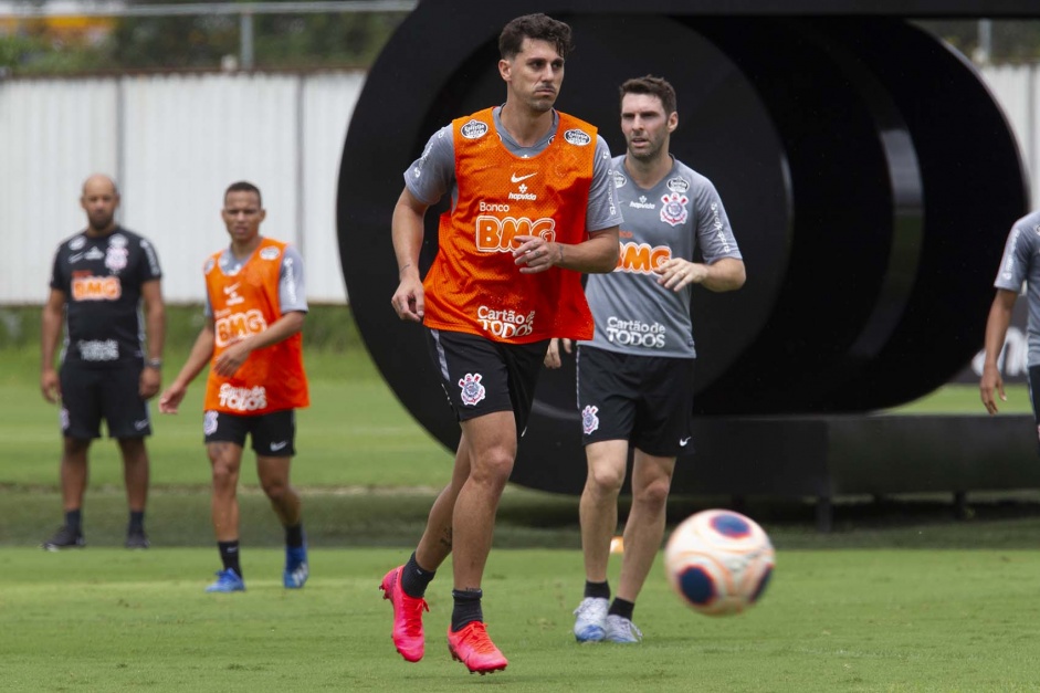 Danilo Avelar e Boselli treinam nesta segunda-feira no CT Joaquim Grava