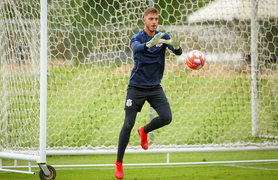 Eduardo, goleiro da equipe Sub-20, durante treino desta segunda-feira