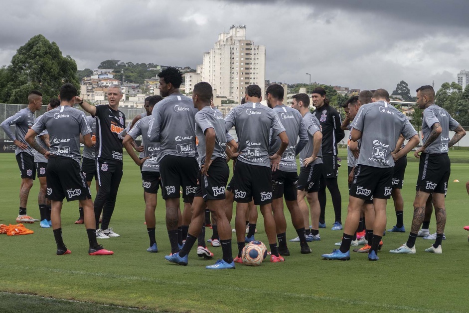 Elenco do Corinthians se prepara para treinamento desta segunda