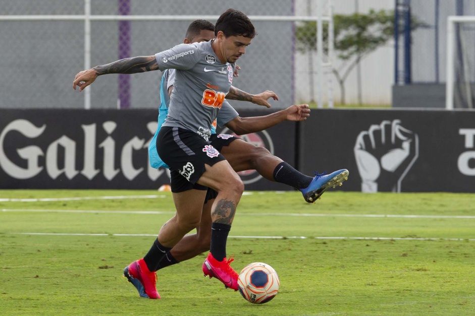 Fagner participa do treinamento da manhã no CT Joaquim Grava