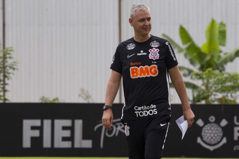 Tcnico Tiago Nunes em treino desta segunda-feira no CT Joaquim Grava