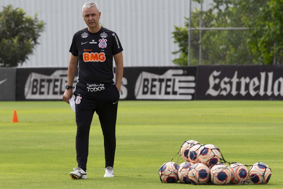 Tiago Nunes, tcnico do Corinthians, observa treino no CT Joaquim Grava