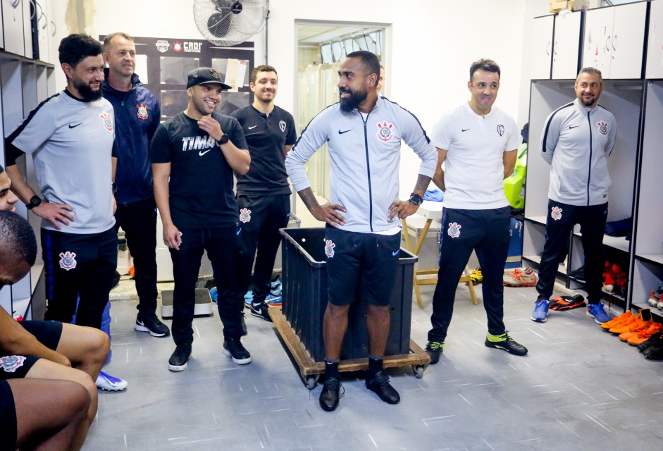 Treinador Dyego Coelho com funcionários do Sub-20 do Corinthians