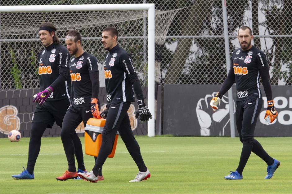 Goleiros do Corinthians durante o treino desta quarta-feira