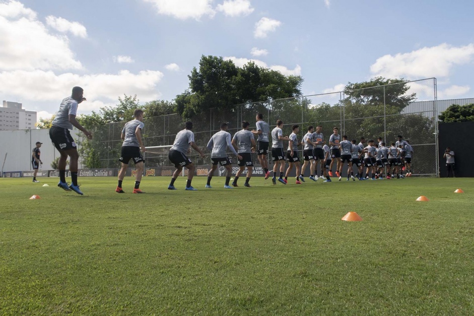Jogadores do Corinthians durante o treino desta sexta-feira