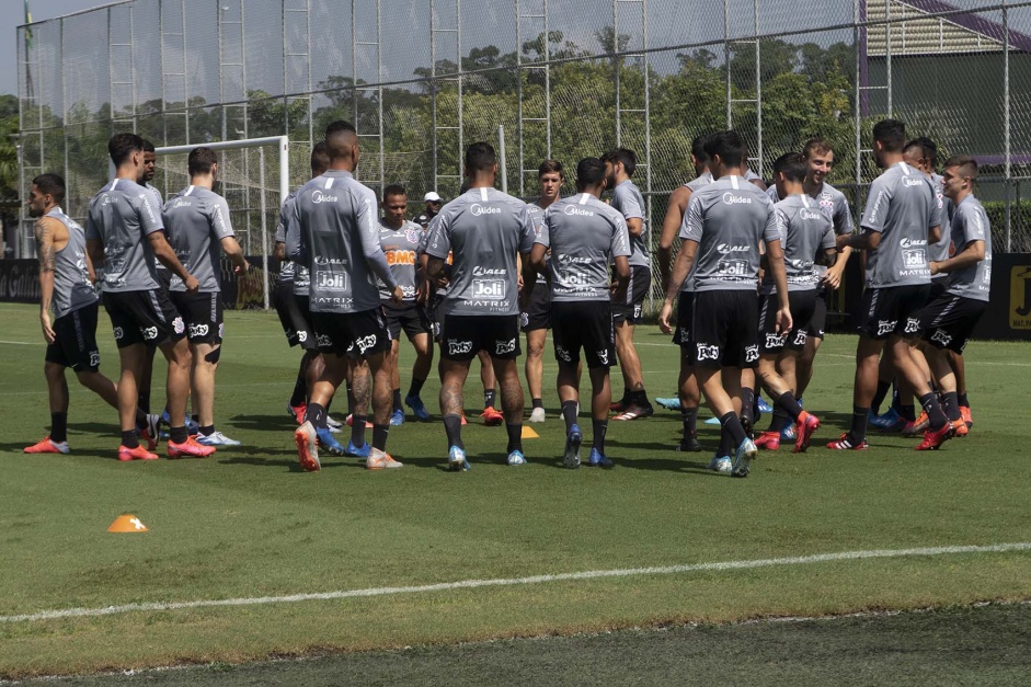 Jogadores do Corinthians no CT Joaquim Grava nesta quinta