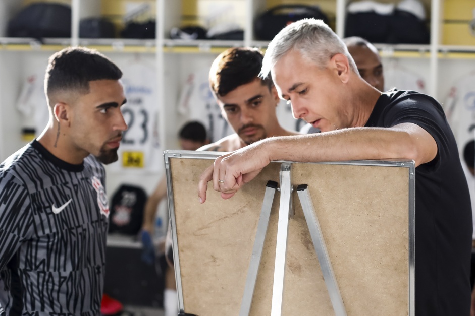 Gabriel e Fagner receberam instrues de Tiago Nunes antes do jogo