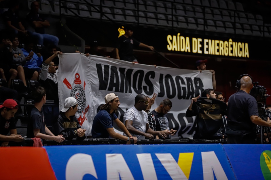 Torcida do Corinthians durante o jogo contra o Pato, pelo NBB