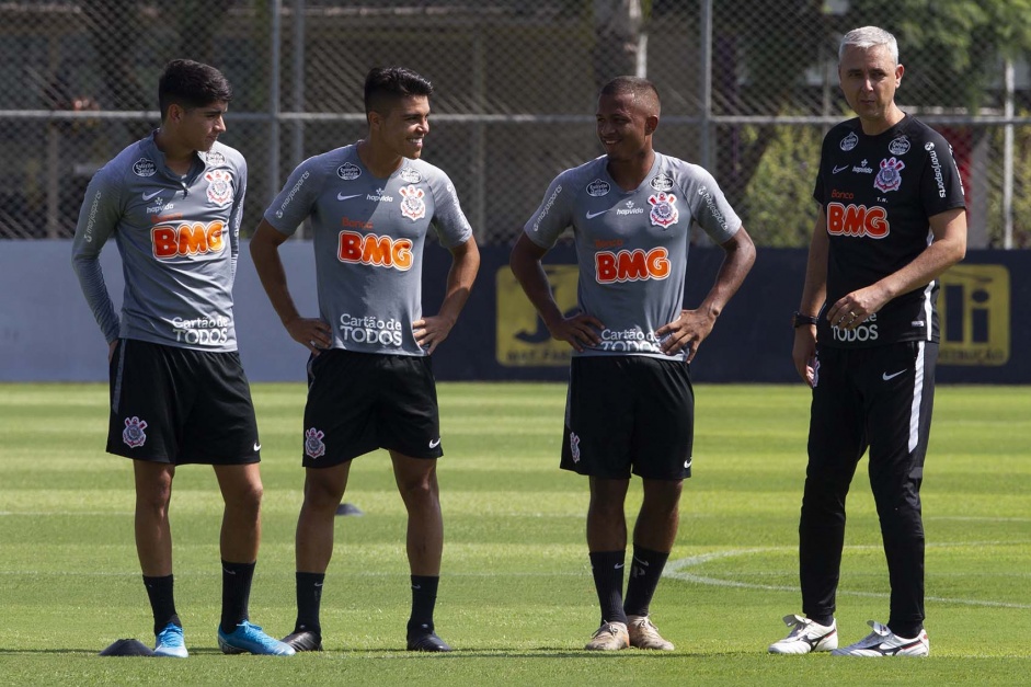 Araos, Roni e Lo Pereira recebem orientaes de Tiago Nunes em treino desta quarta