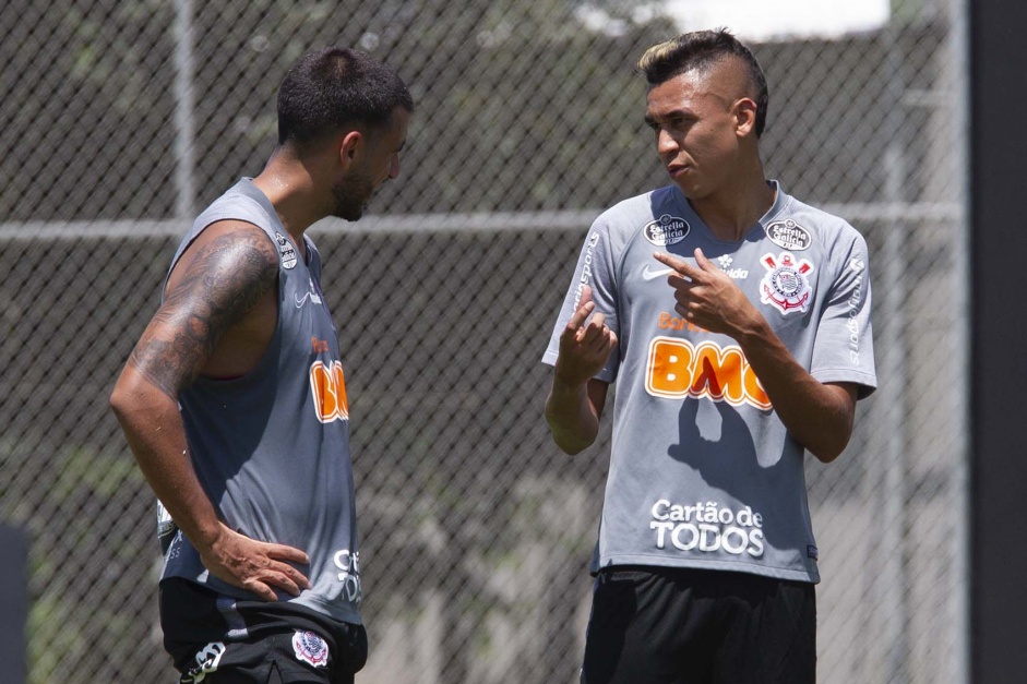 Cantillo e Camacho conversam durante treino no CT