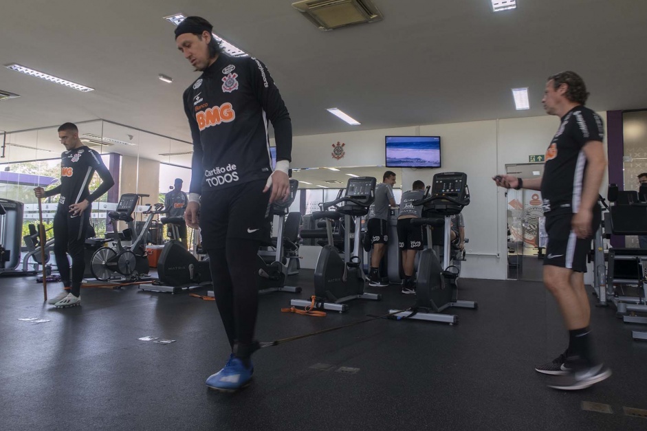 Cássio faz trabalho na academia do CT Joaquim Grava