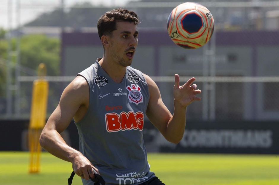 Danilo Avelar trabalha com bola no CT Joaquim Grava