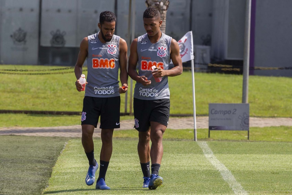 Everaldo e Dav aparecem como 'heris improvveis' do Corinthians no Brasileiro